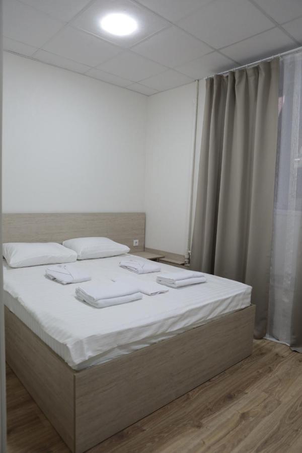Hotel білий квадрат
